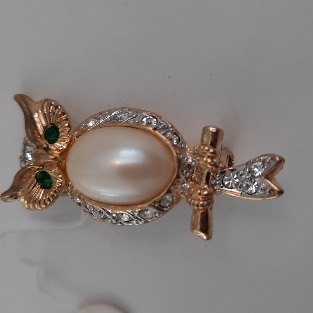 NWT Goldtone Rhinestone Owl Brooch